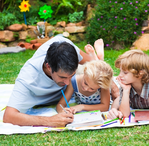 Vater Malerei mit seinen Kindern