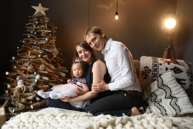 Vater Mama und ihre kleine einjährige Tochter haben vor Weihnachten gemeinsam Spaß