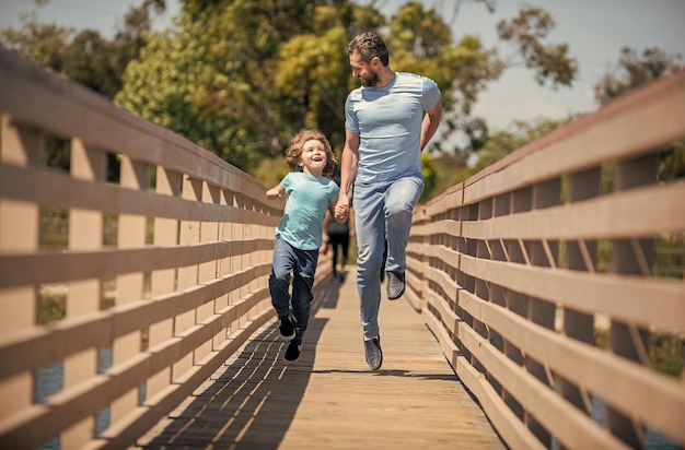 Vater mit Kind am Sommertag Elternschaft und Vaterschaft Vatertag glücklicher Vater und Sohn