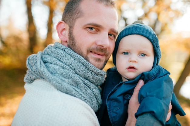 Vater mit Kind im Herbstpark