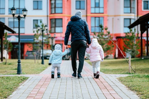 Vater mit Kindern geht im Park spazieren