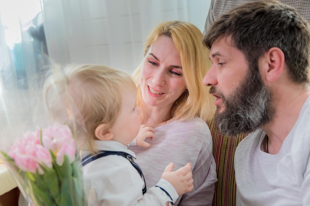 Vater mit Kindern gratulieren Mutter zum Feiertag Müttertag