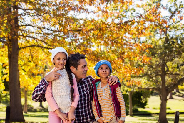 Vater mit Kindern im Park