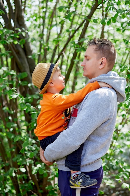 Foto vater mit kleinem sohn, der zusammen spaß macht vatertags-frühlingskonzept familienzeit