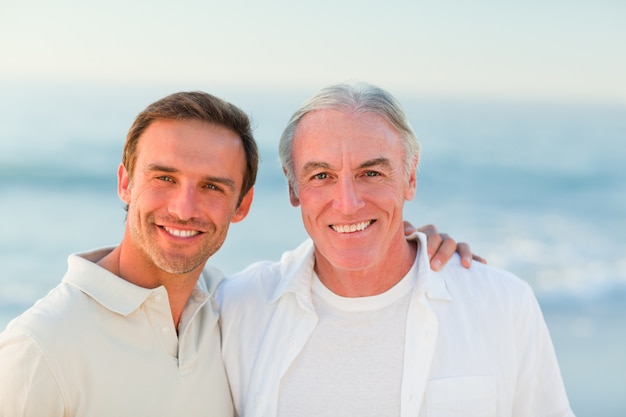 Vater mit seinem Sohn am Strand