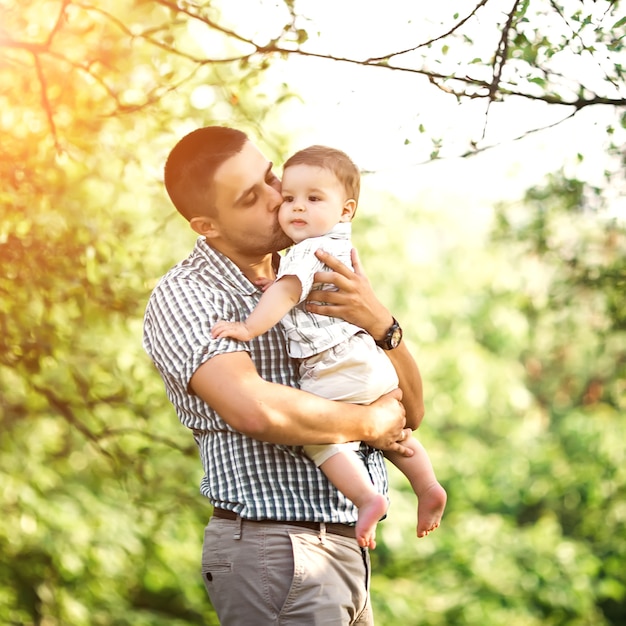 Vater mit seinem Sohn im Park