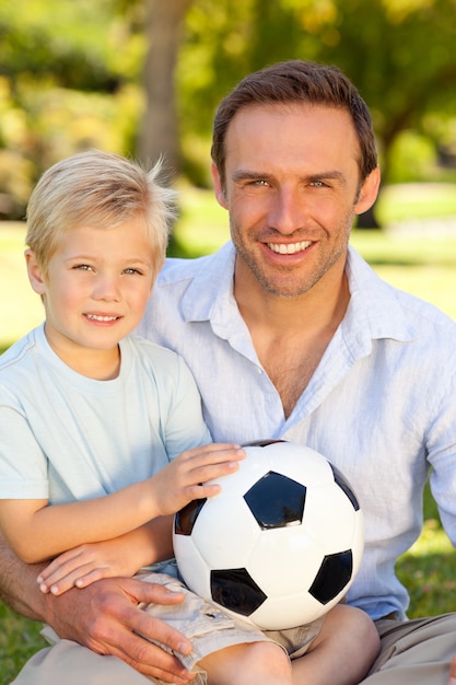 Vater mit seinem Sohn nach einem Fußballspiel