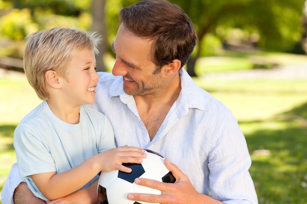 Vater mit seinem Sohn nach einem Fußballspiel