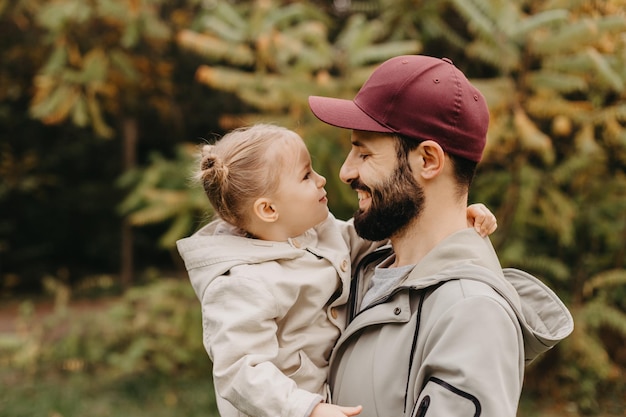 Vater mit seiner kleinen Tochter in der Natur bei Sonnenuntergang spazieren Familienfotos von Vater und einem Kind