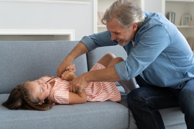 Vater mit seiner Tochter verbringt Zeit zu Hause und hat Spaß.