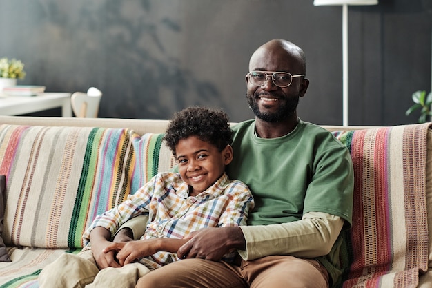 Vater mit Sohn sitzt zu Hause