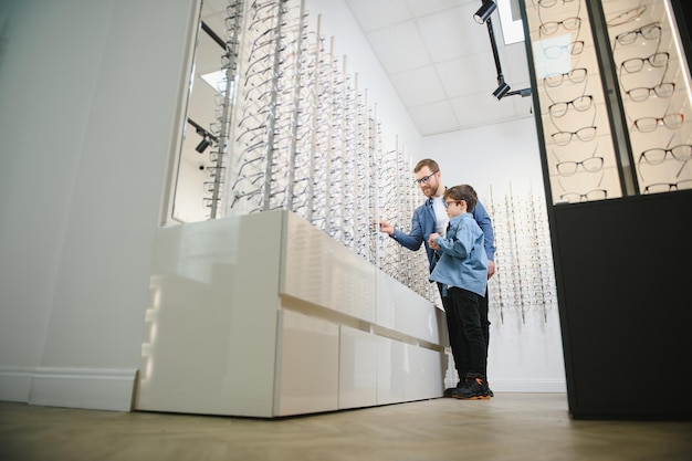 Vater mit süßem Sohn Familie kauft Brille