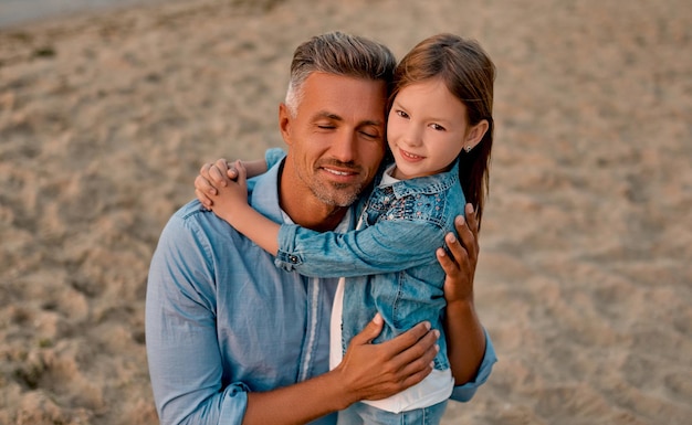 Vater mit Tochter am Strand