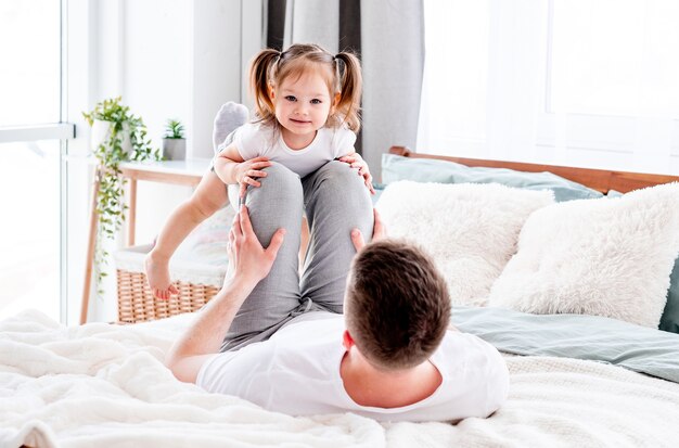 Vater mit Tochter im Bett