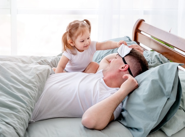 Vater mit Tochter im Bett