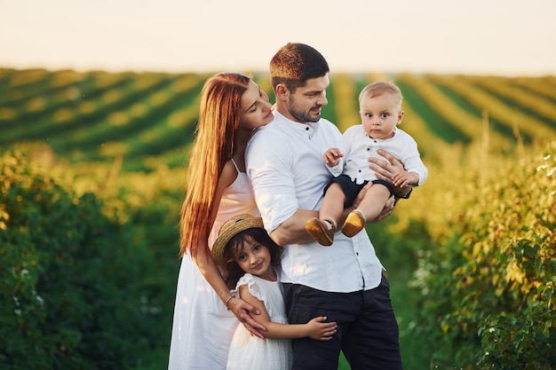 Vater Mutter mit Tochter und Sohn verbringen an sonnigen Sommertagen Freizeit im Freien