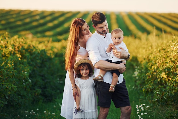 Vater Mutter mit Tochter und Sohn verbringen an sonnigen Sommertagen Freizeit im Freien