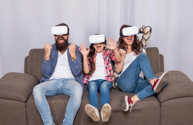 Vater, Mutter und Kind, drahtlose VR-Brille, virtuelle Realität, Familie, glückliche Eltern mit Kind