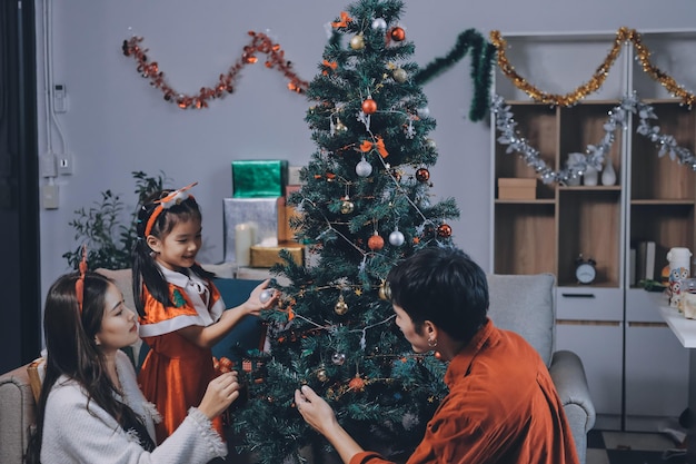 Vater, Mutter und Kind feiern Weihnachten