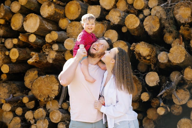 Vater, Mutter und kleiner Sohn haben Spaß an der frischen Luft Eine glückliche Familie verbringt glückliche Momente ihres Lebens