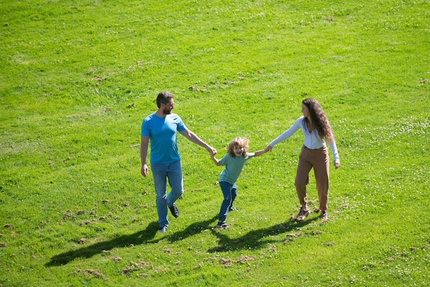 Vater, Mutter und Sohn in der Parkschönheits-Naturszene mit Familienlebensstil im Freien