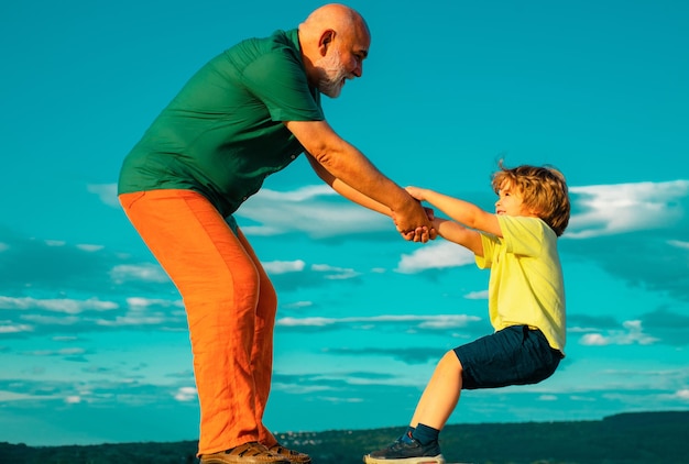 Vater oder Grandrahter kritisiert sein ungehorsames Kind wegen schlechten Benehmens cmauvais ton hildrearing pr