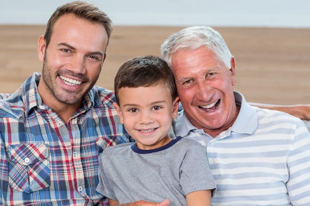 Vater, Sohn und Enkel sitzen auf dem Sofa