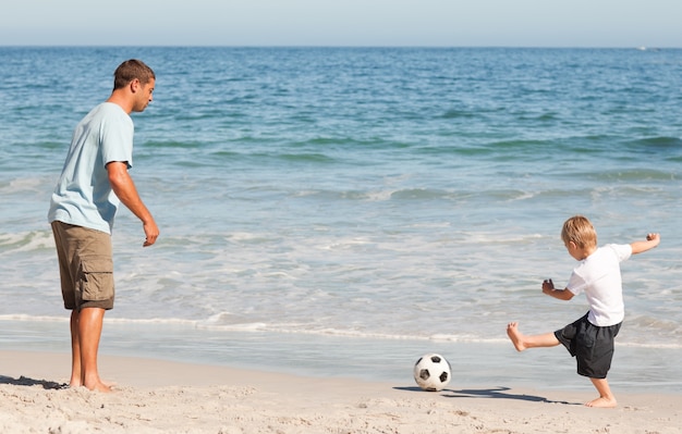 Vater spielt Fußball mit seinem Sohn