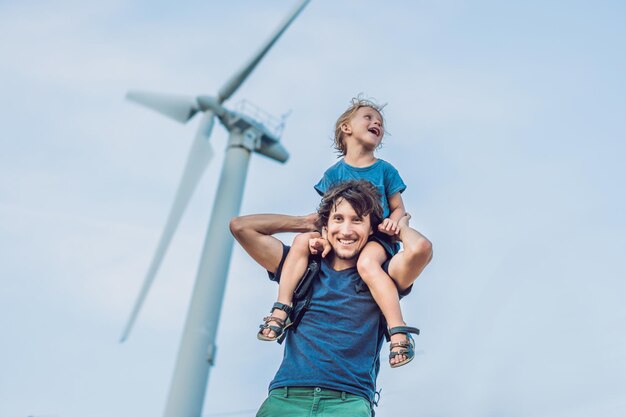 Vater trägt Sohn auf Schultern und wedelt mit den Armen wie eine Windmühle