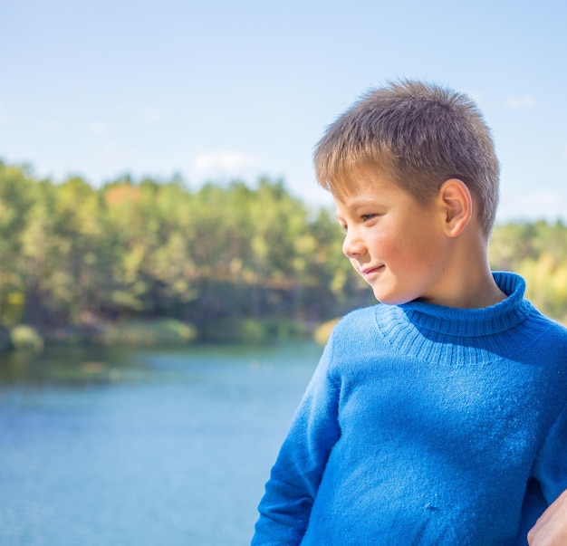 Vater umarmt seinen Sohn und genießt die Zeit, die Vater und Sohn gemeinsam verbracht haben glückliches Kind toothy lächelnd Herbstwald Elternteil Kind Glückliche Familie im Freien