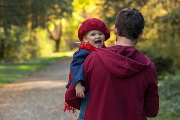 Vater umarmt Tochter am Herbsttag Kopierraum für die Rückansicht