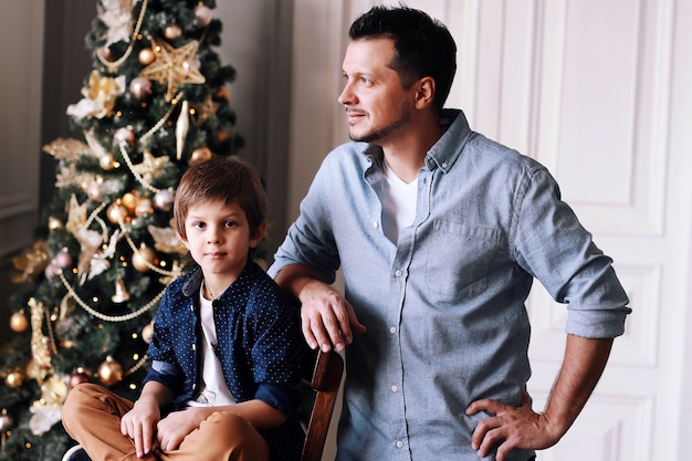 Vater und Baby haben gemeinsam Spaß an Weihnachten