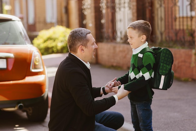 Vater und Kind am ersten Schultag, volle Aufnahme