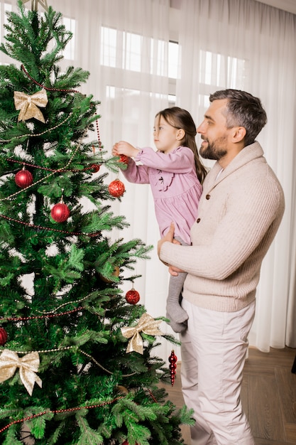 Vater und Kind bereiten sich auf Weihnachten vor