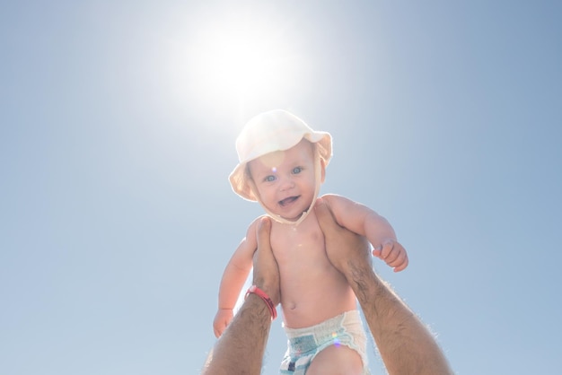 Foto vater und kind in einer spielerischen himmelhöhen umarmung unter der sonne konzept des glücks und väterlichen