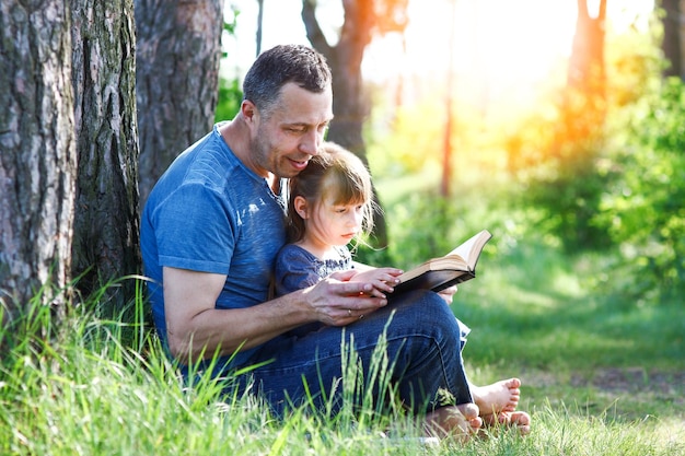 Vater und Kind lesen die Bibel