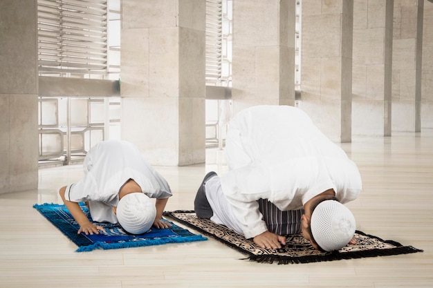 Vater und Kind werfen sich in der Moschee nieder