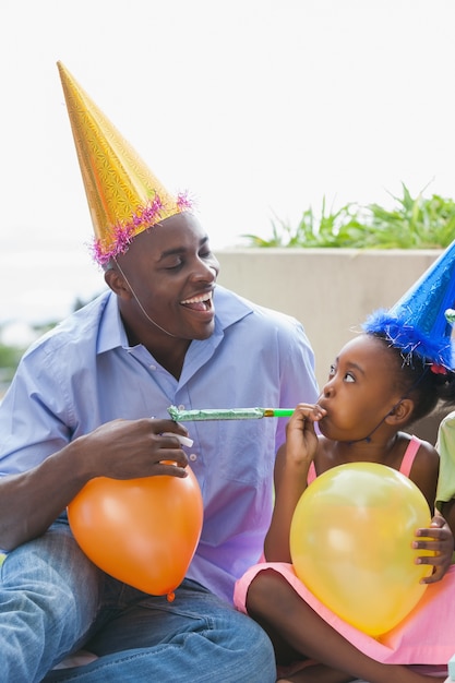 Vater und Kinder, die zusammen einen Geburtstag feiern