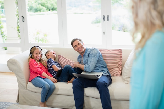 Vater und Kinder haben Spaß im Wohnzimmer