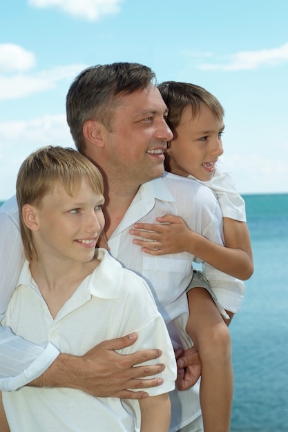 Vater und Kinder im Hintergrund des Meeres