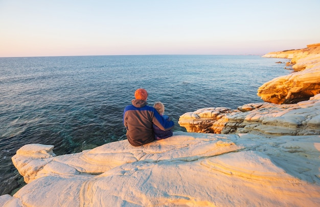 Vater und kleine Tochter am Meeresstrand