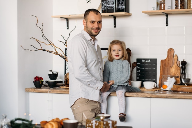 Vater und kleine Tochter in der Küche zu Hause.