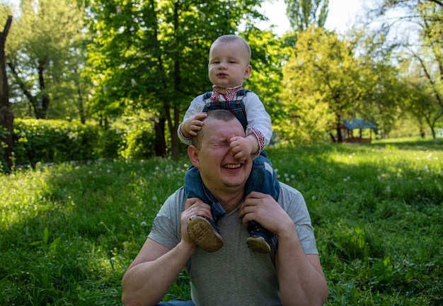 Vater und kleiner Sohn im Park