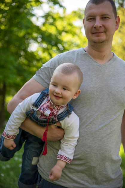 Vater und kleiner Sohn im Park