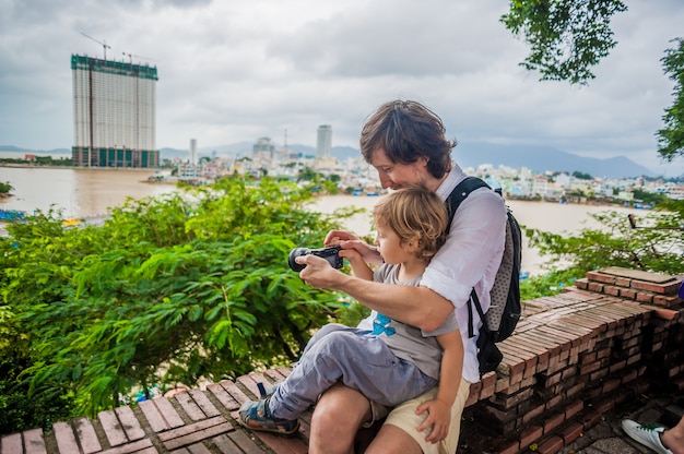 Vater und Kleinkind Sohn Touristen in Vietnam. Po Nagar Cham Tovers.