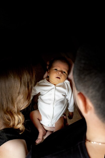 Vater und Mutter halten ihr neugeborenes Baby