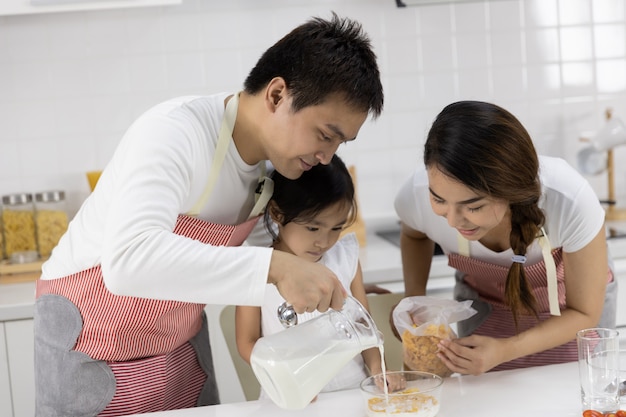 Vater und Mutter machen Frühstück