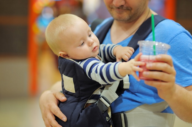 Vater und sein Baby in einer Babytrage