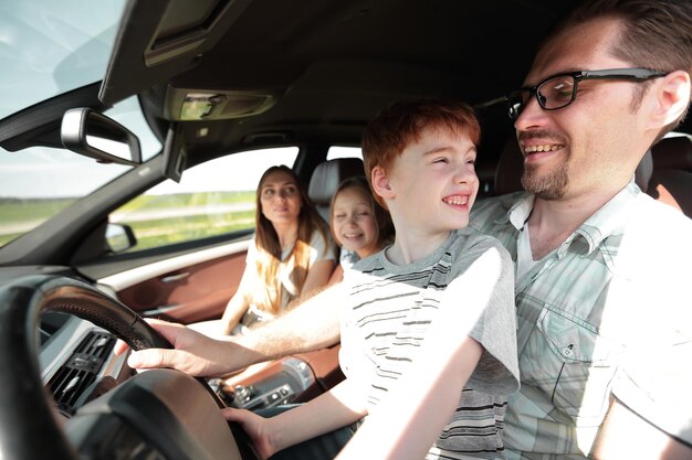 Vater und sein kleiner Sohn fahren ein Auto