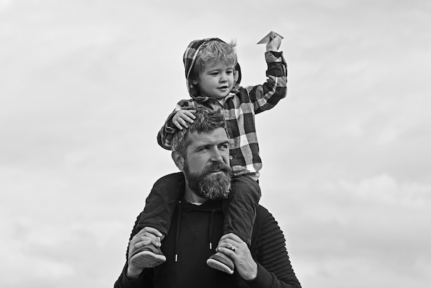 Vater und sein Sohn Kind Junge spielen im Freien